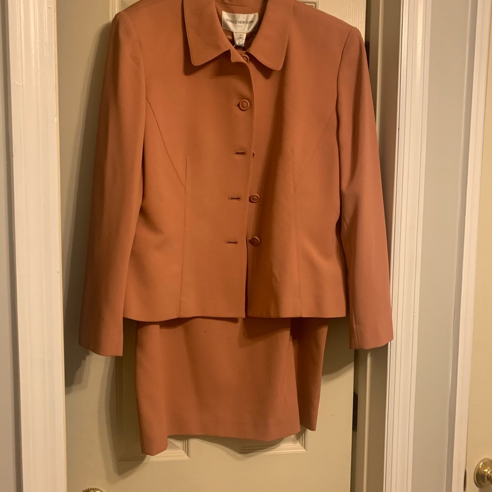 Jones New York women’s salmon skirt suit